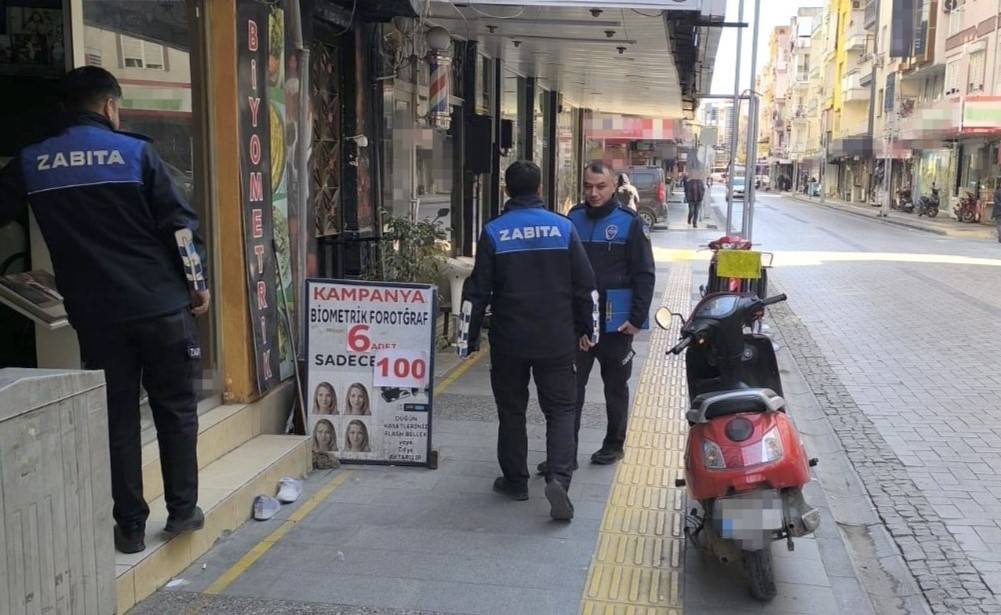 Turgutlu Zabıtası kaldırım işgallerine karşı denetimlerini s&uuml;rd&uuml;r&uuml;yor
