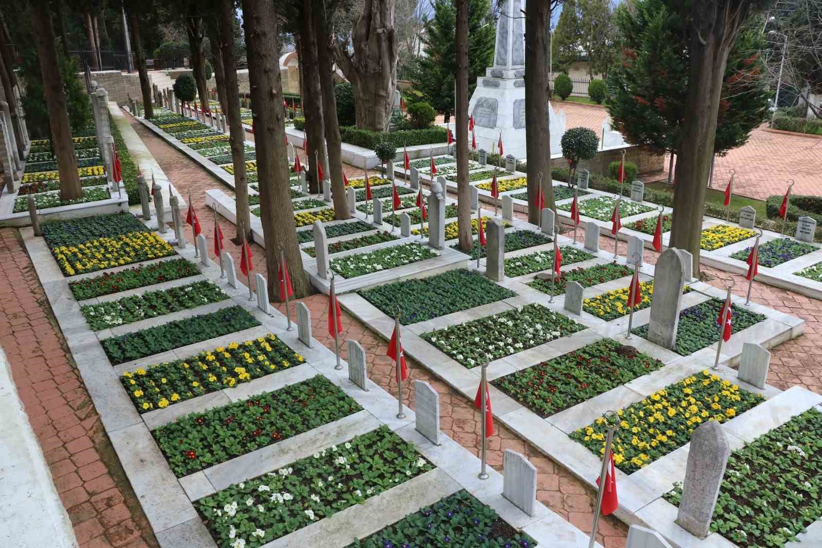 Şehitlikte çiçekler açtı
