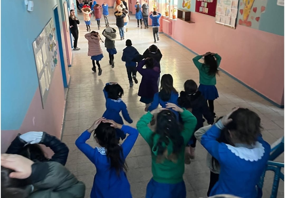 Öğrencilere deprem tatbikatı düzenlendi