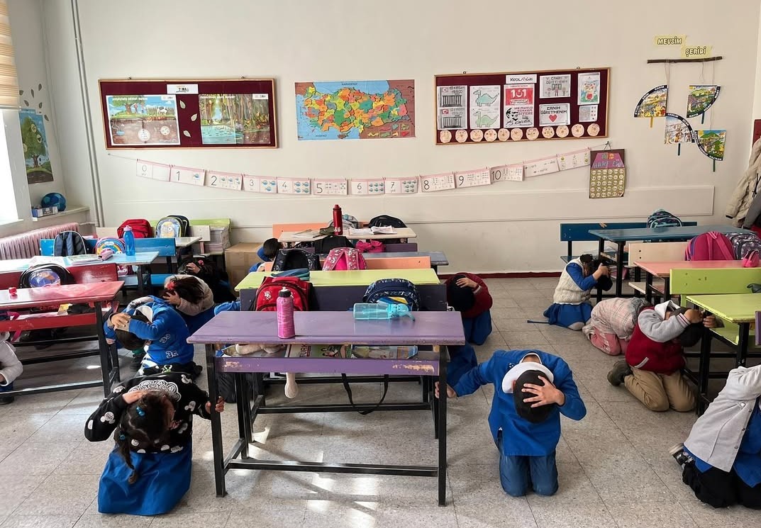 &Ouml;ğrencilere deprem tatbikatı d&uuml;zenlendi
