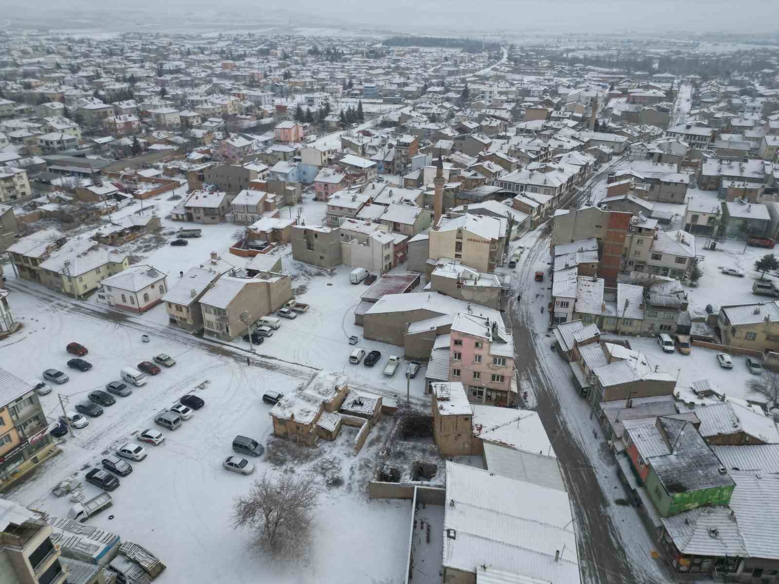 Bolvadin kar yağışı sonrası beyaza büründü