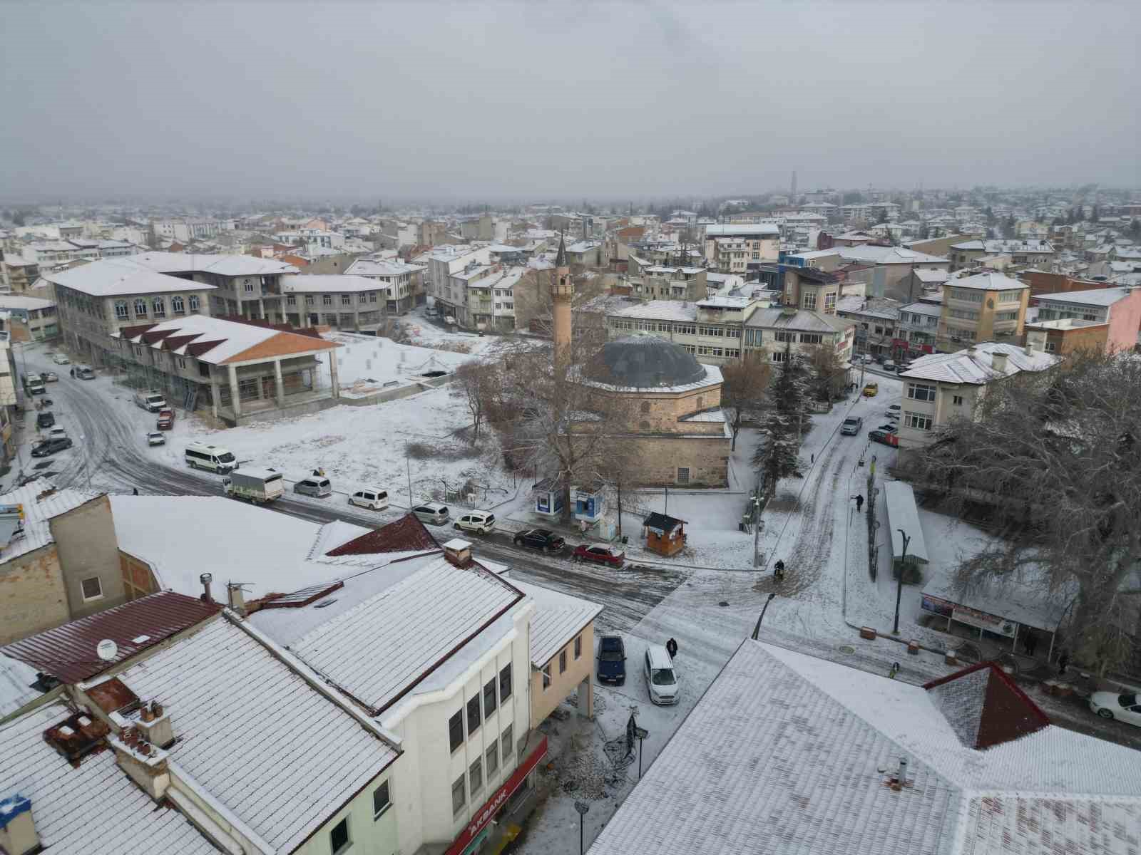 Bolvadin kar yağışı sonrası beyaza b&uuml;r&uuml;nd&uuml;
