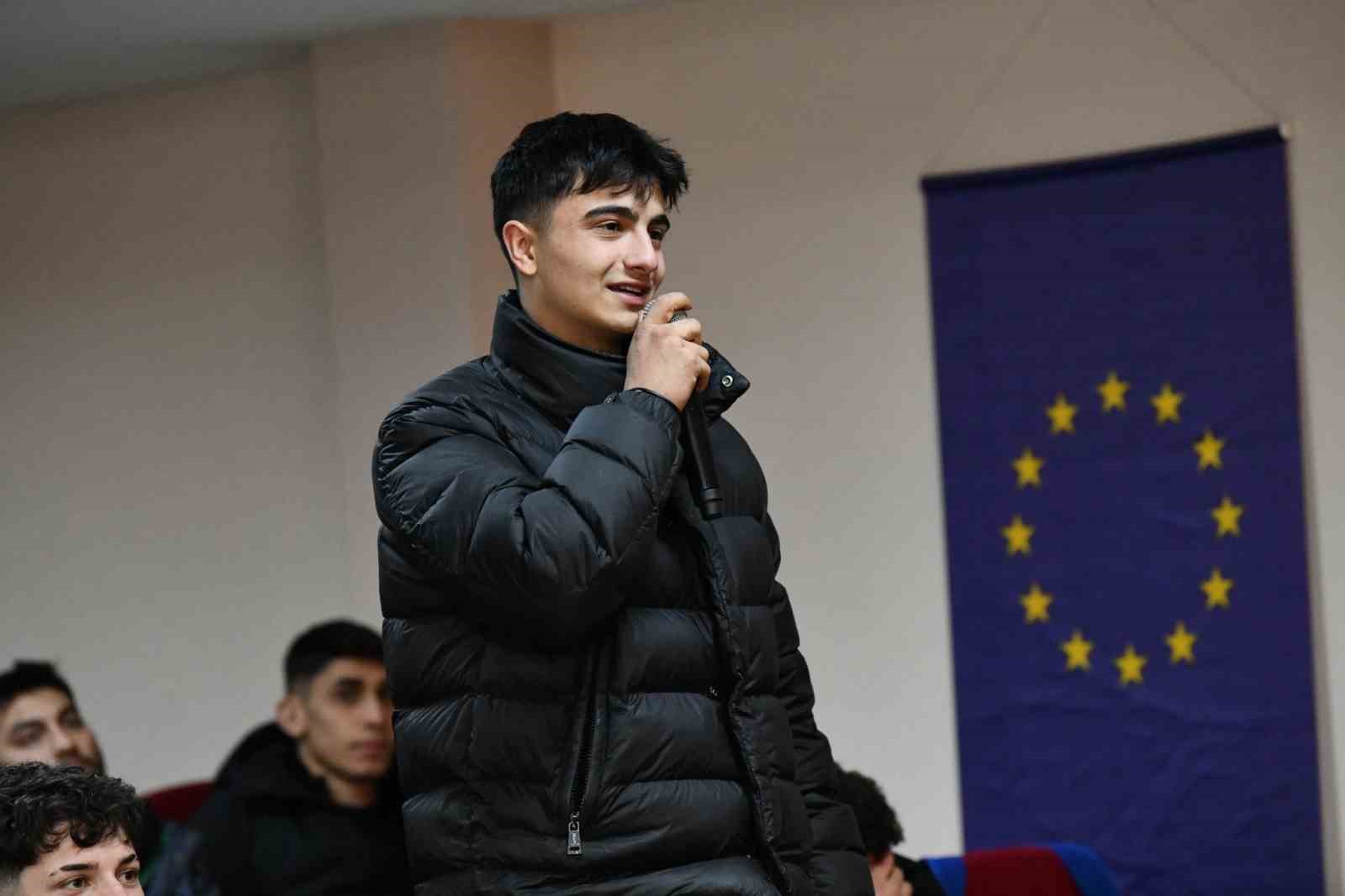 Gençlerle buluşan Başkan Özlü:" Geleceğiniz için sağlam adımlar atmalısınız"