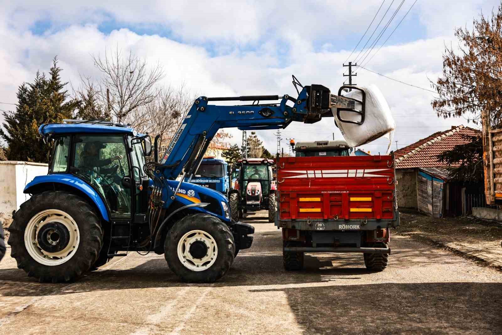 Gölbaşı Belediyesinden çiftçilere mısır silajı dağıtımı