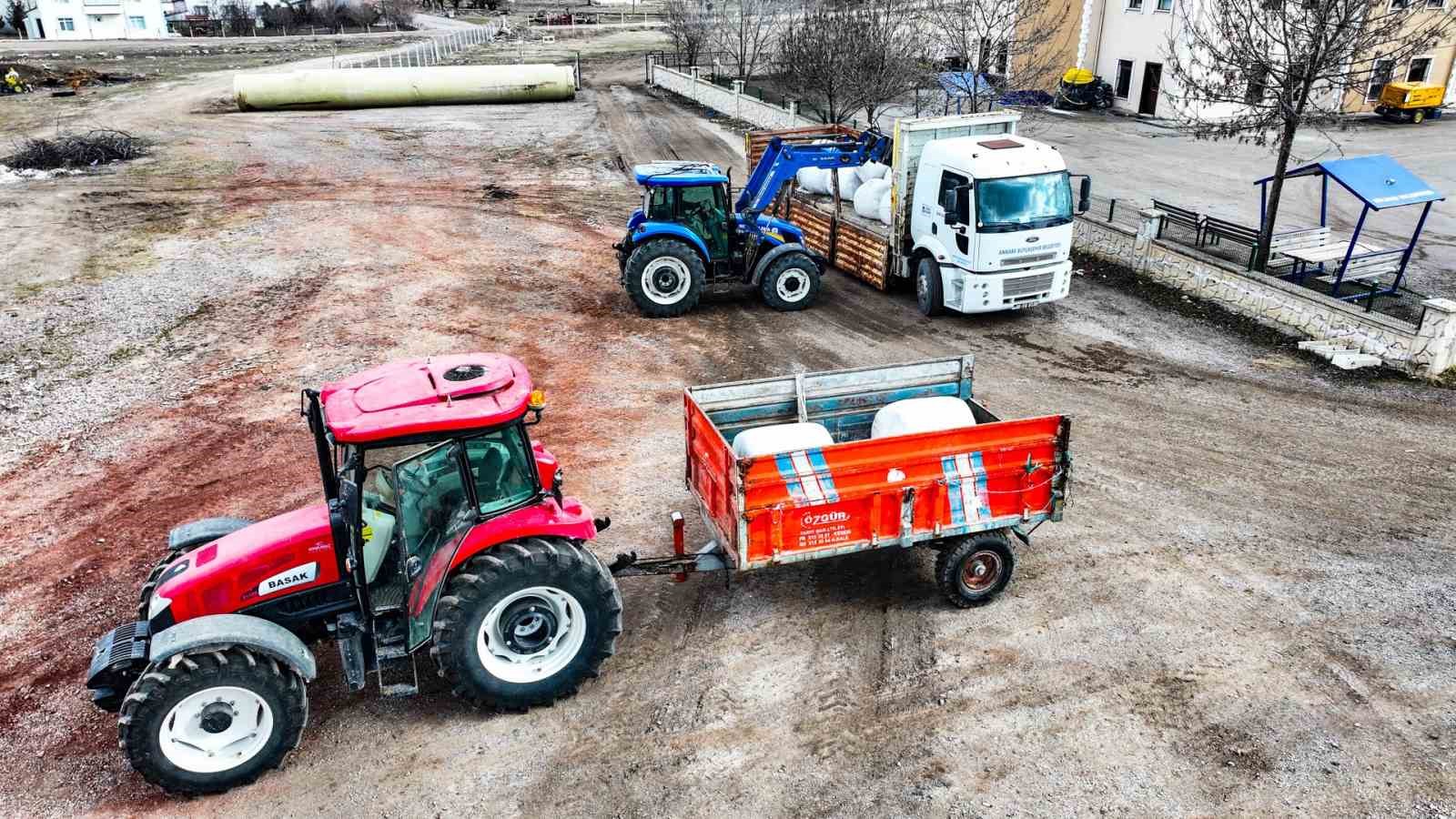 G&ouml;lbaşı Belediyesinden &ccedil;ift&ccedil;ilere mısır silajı dağıtımı
