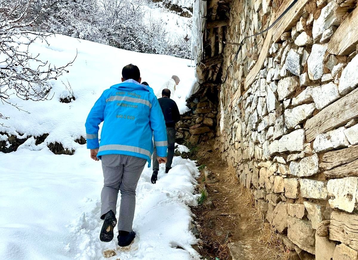 Malatya’da karlı yollar yaşlı kadın için aşıldı
