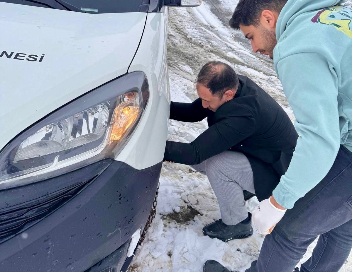 Malatya&rsquo;da karlı yollar yaşlı kadın i&ccedil;in aşıldı
