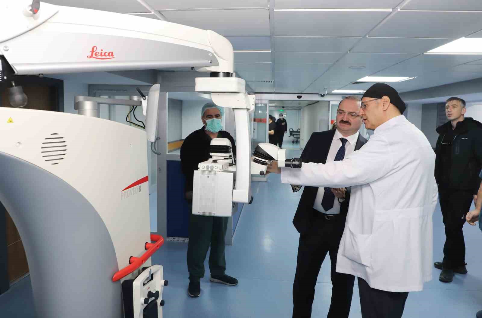 Atat&uuml;rk &Uuml;niversitesi Araştırma Hastanesi, son teknoloji ameliyat mikroskobu ile hizmet kalitesini artırıyor
