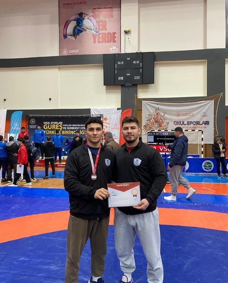 Kazada yaralanıp ailesini kaybeden g&uuml;reş&ccedil;i Beytullah Sarı&rsquo;dan muhteşem d&ouml;n&uuml;ş
