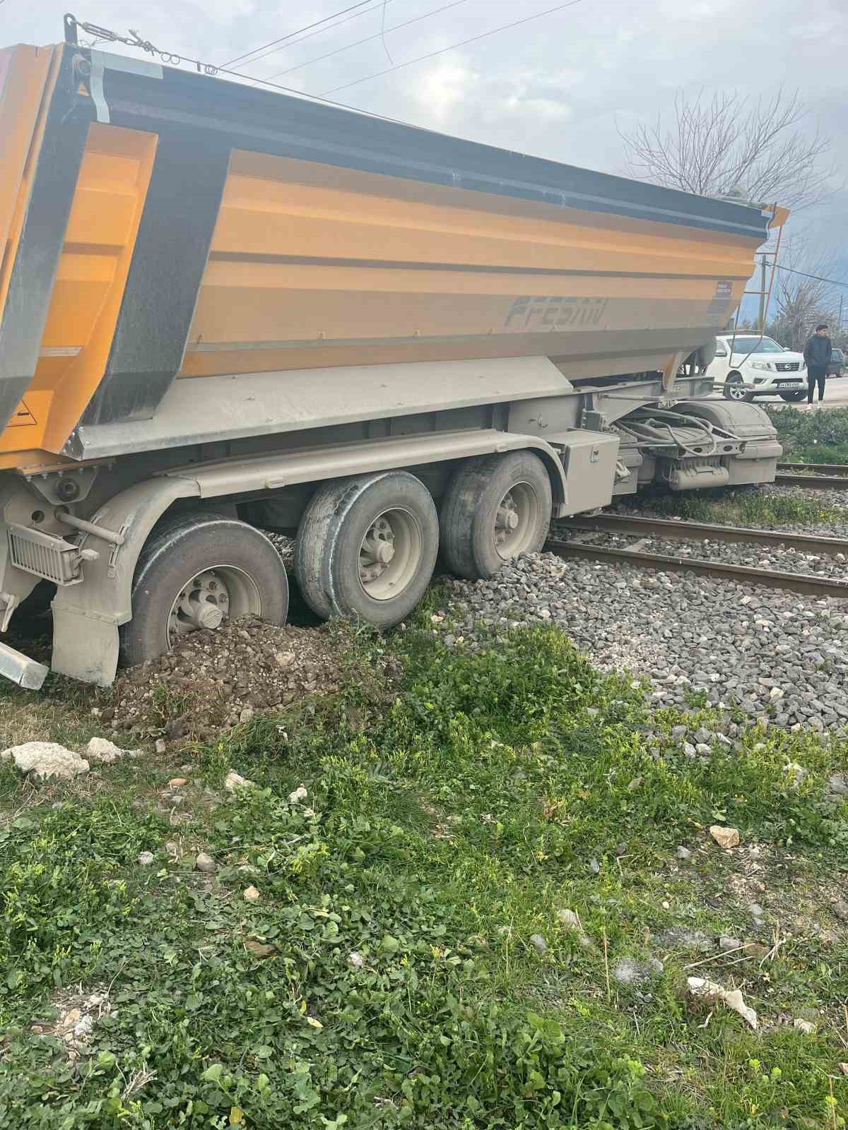 Osmaniye’de yük treniyle hafriyat kamyonu çarpıştı: 1 kişi yaralandı
