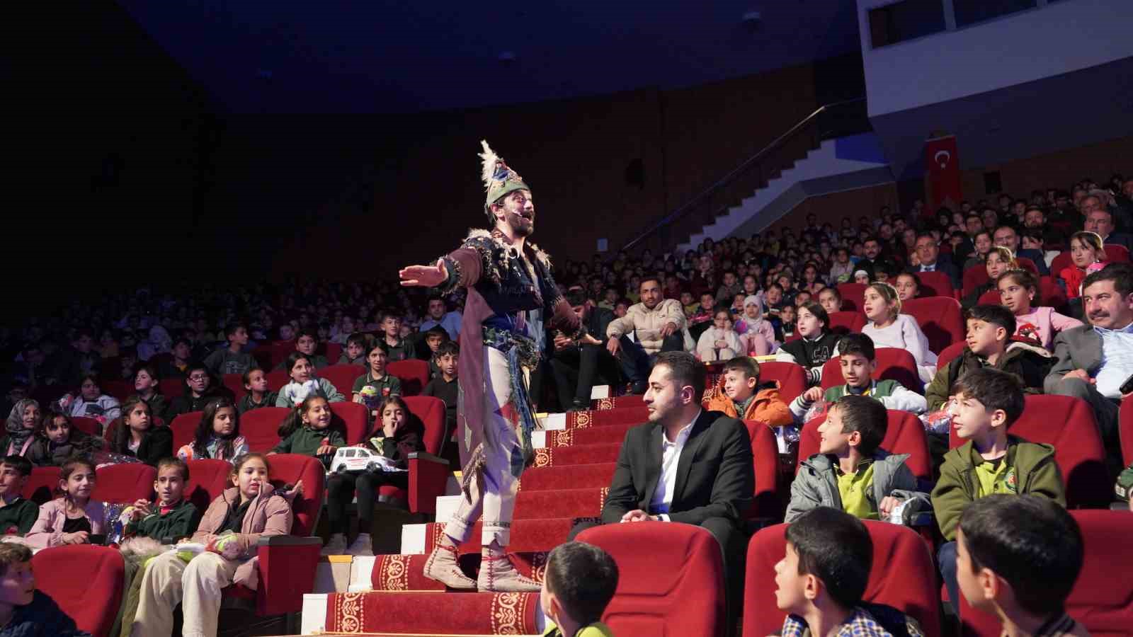 Şırnak’ta "Uçuyor Uçuyor Hezarfen Uçuyor" tiyatro oyunu sahnelendi