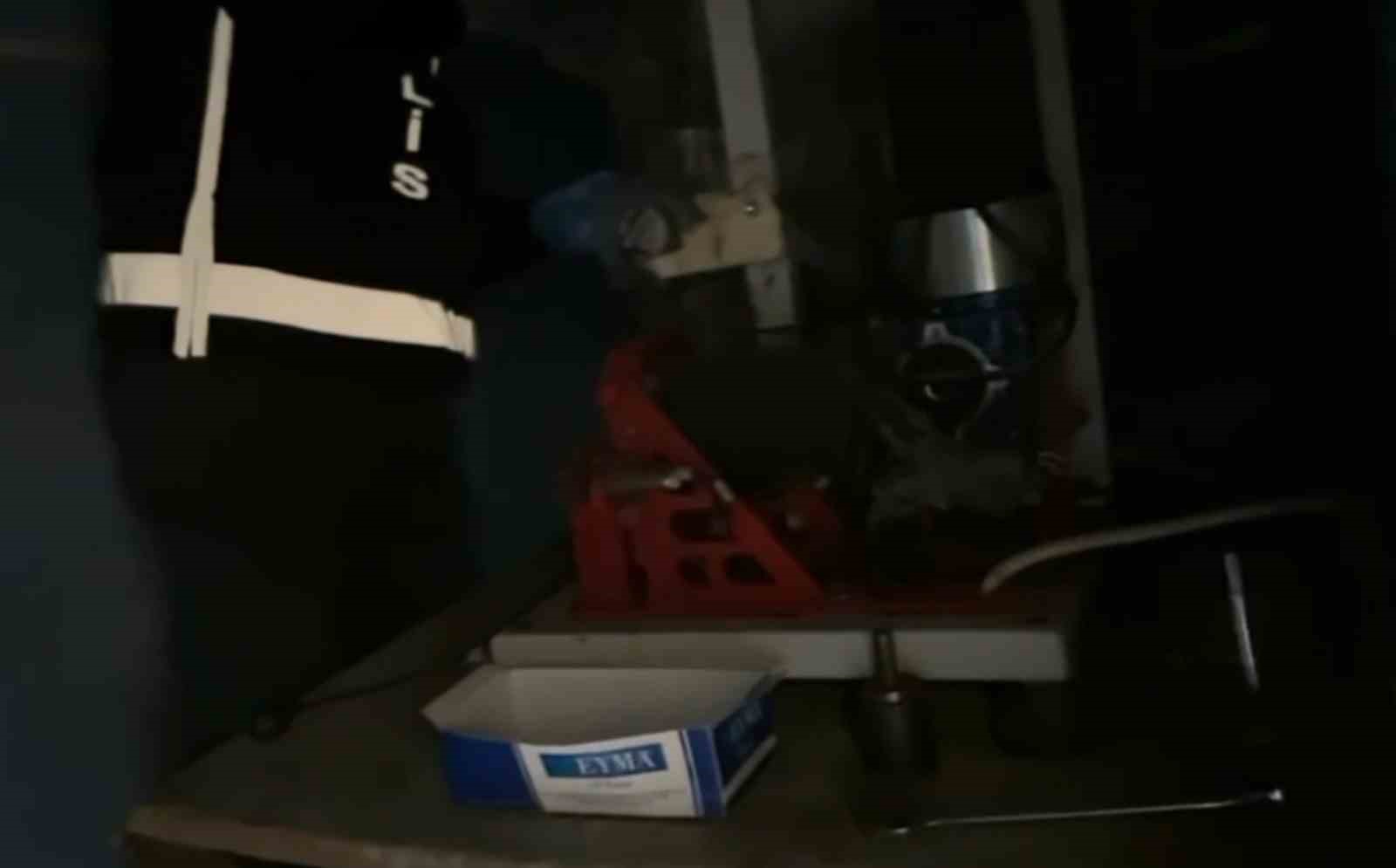 Ka&ccedil;ak&ccedil;ıların dolap arkasındaki gizli ge&ccedil;idi imalathaneye &ccedil;ıktı
