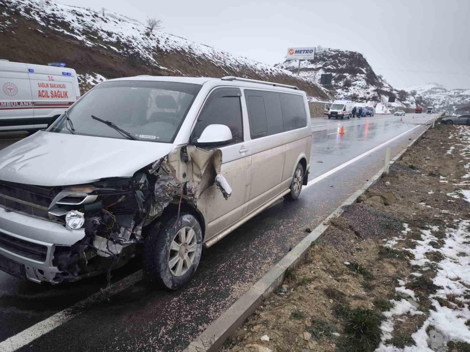 Amasya&rsquo;da minib&uuml;s ile otomobil &ccedil;arpıştı: 6 yaralı
