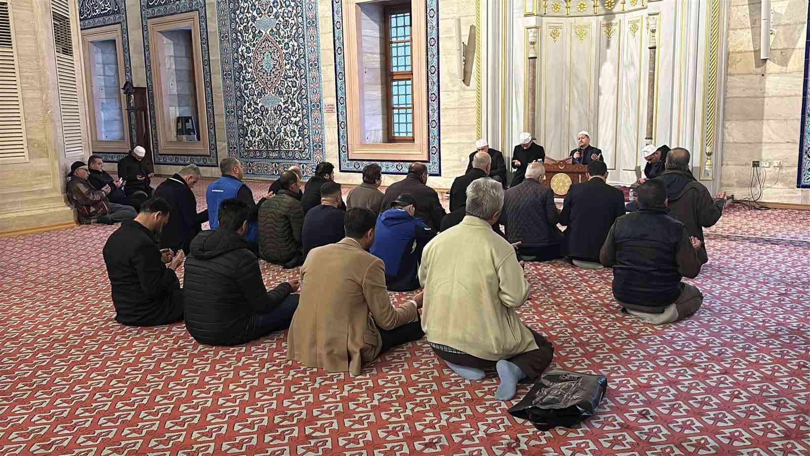 Adanalılar Ferdi Tayfur&rsquo;un mevlidine ilgi g&ouml;stermedi
