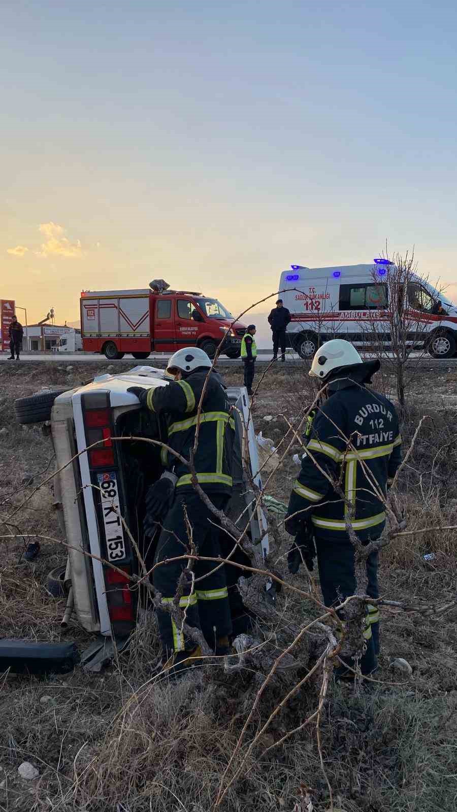 Burdur’da kontrolden çıkan otomobil takla atıp şarampole devrildi: 2 yaralı