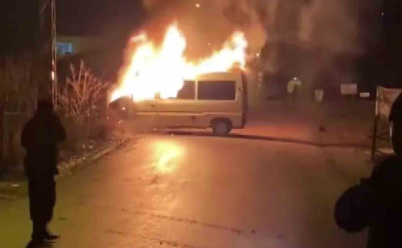 Amasya’da seyir halindeki minibüs alev alev yandı