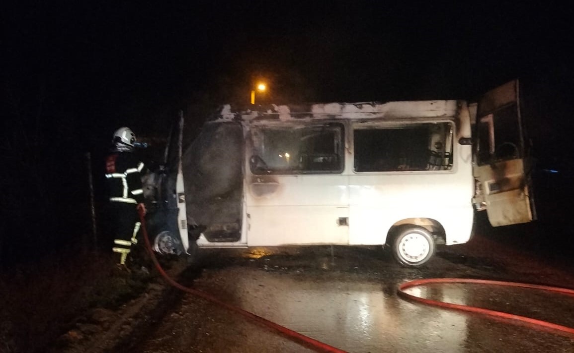 Amasya&rsquo;da seyir halindeki minib&uuml;s alev alev yandı
