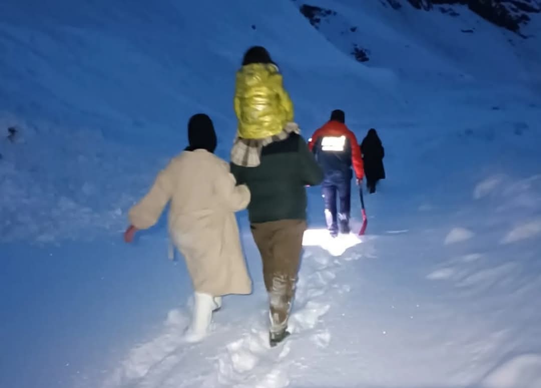 Hakkari’de kara saplanan araçtaki 5 kişi AFAD tarafından kurtarıldı