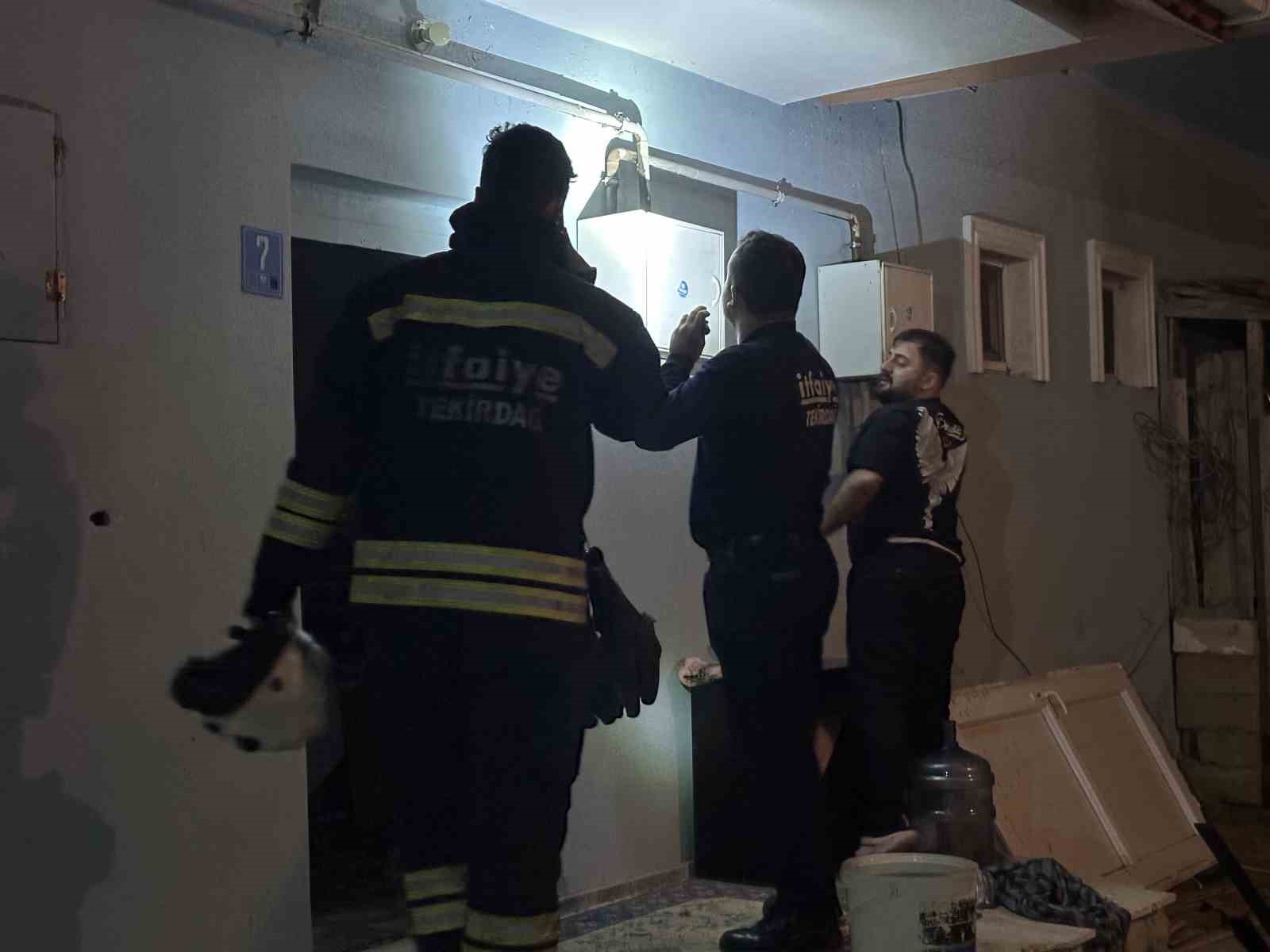 Buzdolabı motoru patladı, evde yangın &ccedil;ıktı
