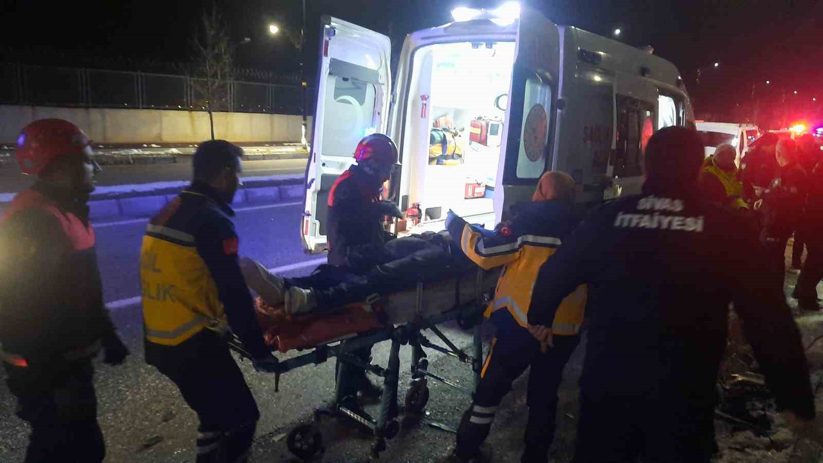 Minibüs otomobile çarptı, 4 kişi yaralandı