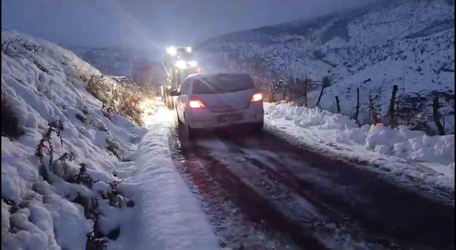 Elazığ’da aracı ile karda mahsur kalan vatandaş kurtarıldı
