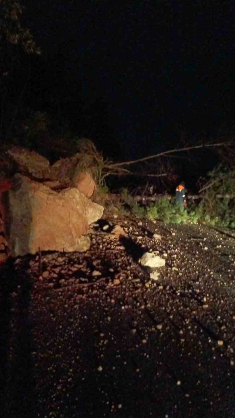 Kastamonu-Bartın karayolu heyelan sebebiyle ulaşıma kapandı
