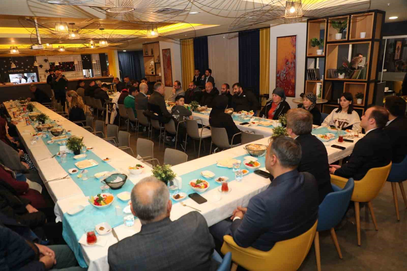 Vali Aydoğdu, maden kazasında hayatını kaybeden işçilerin aileleriyle bir araya geldi