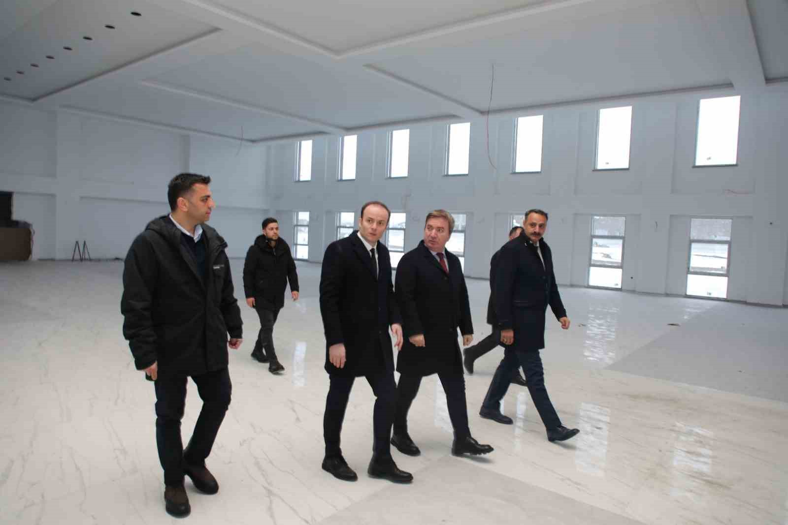 Vali Aydoğdu, İliç’te yaptırılan bungalov evlerde incelemelerde bulundu