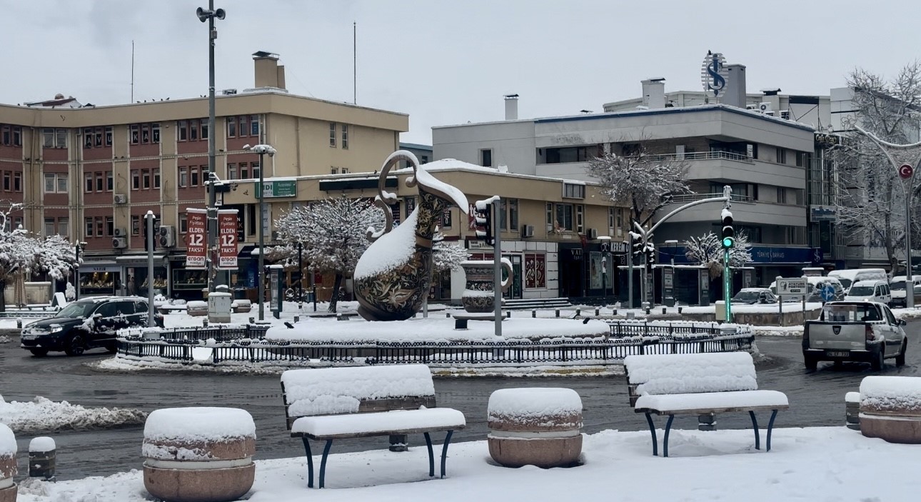 Erzincan beyaza büründü
