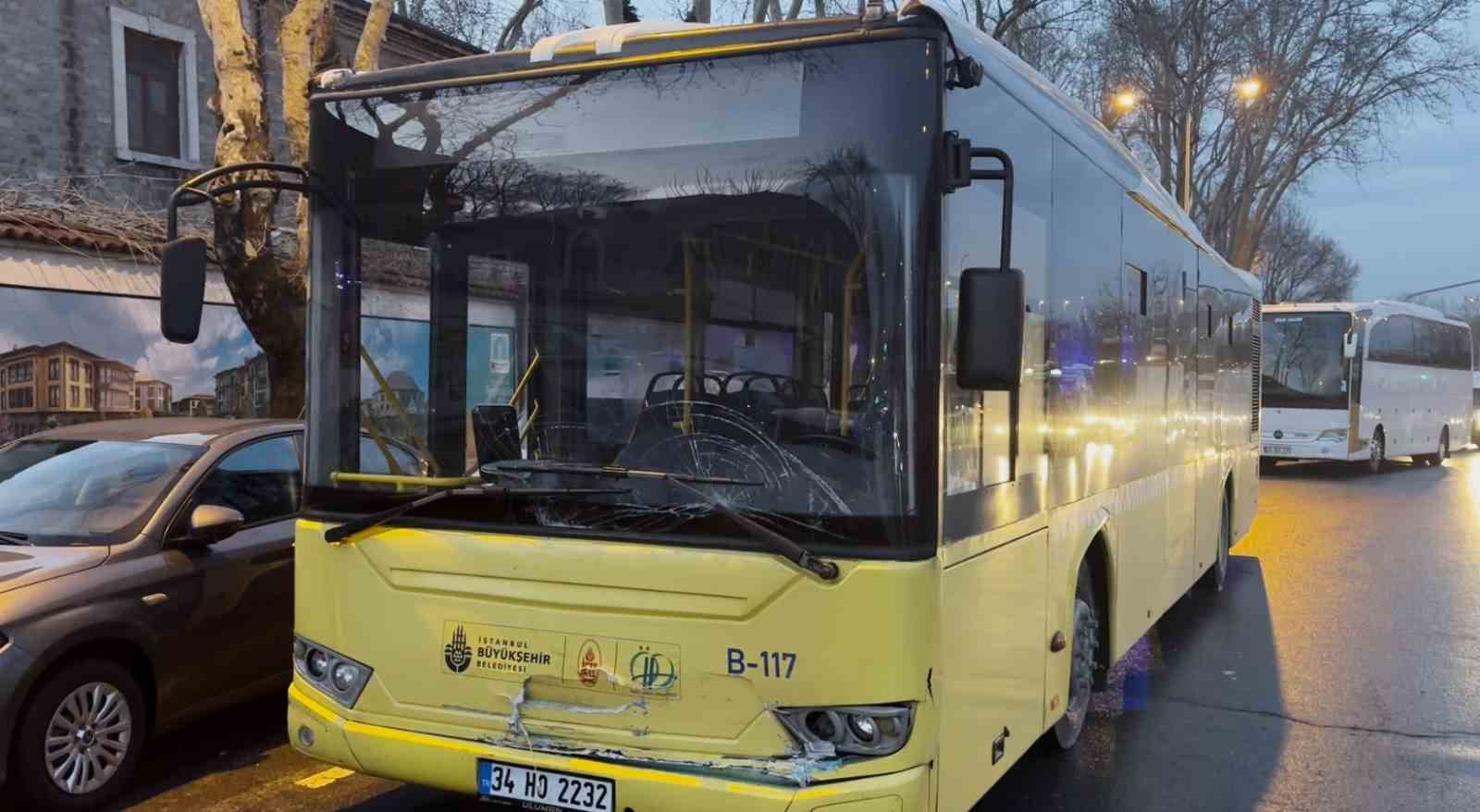 Şişli’de kırmızı ışıkta duramayan İETT Otobüsü öndeki jipe çarptı: 2 yaralı