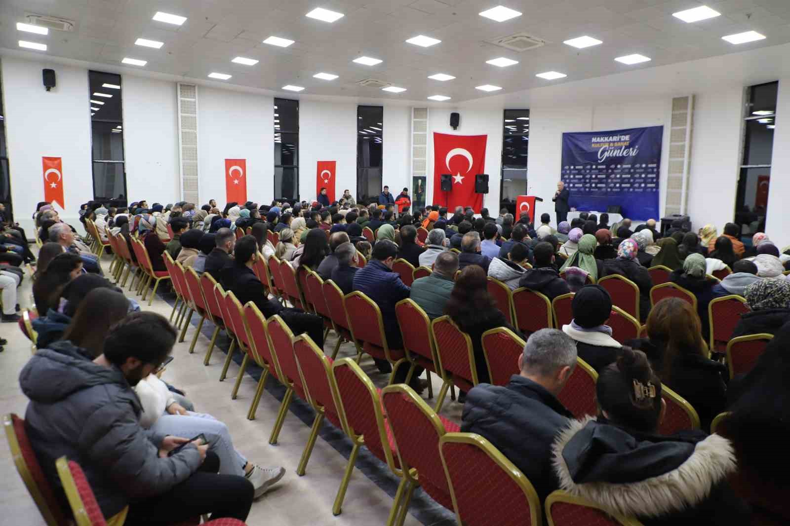 Yazar-şair Nurullah Gen&ccedil; okuyucularıyla buluştu

