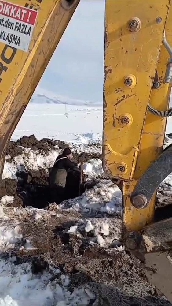 Karakol k&ouml;y&uuml;nde donan su borusu hayatı durma noktasına getirdi
