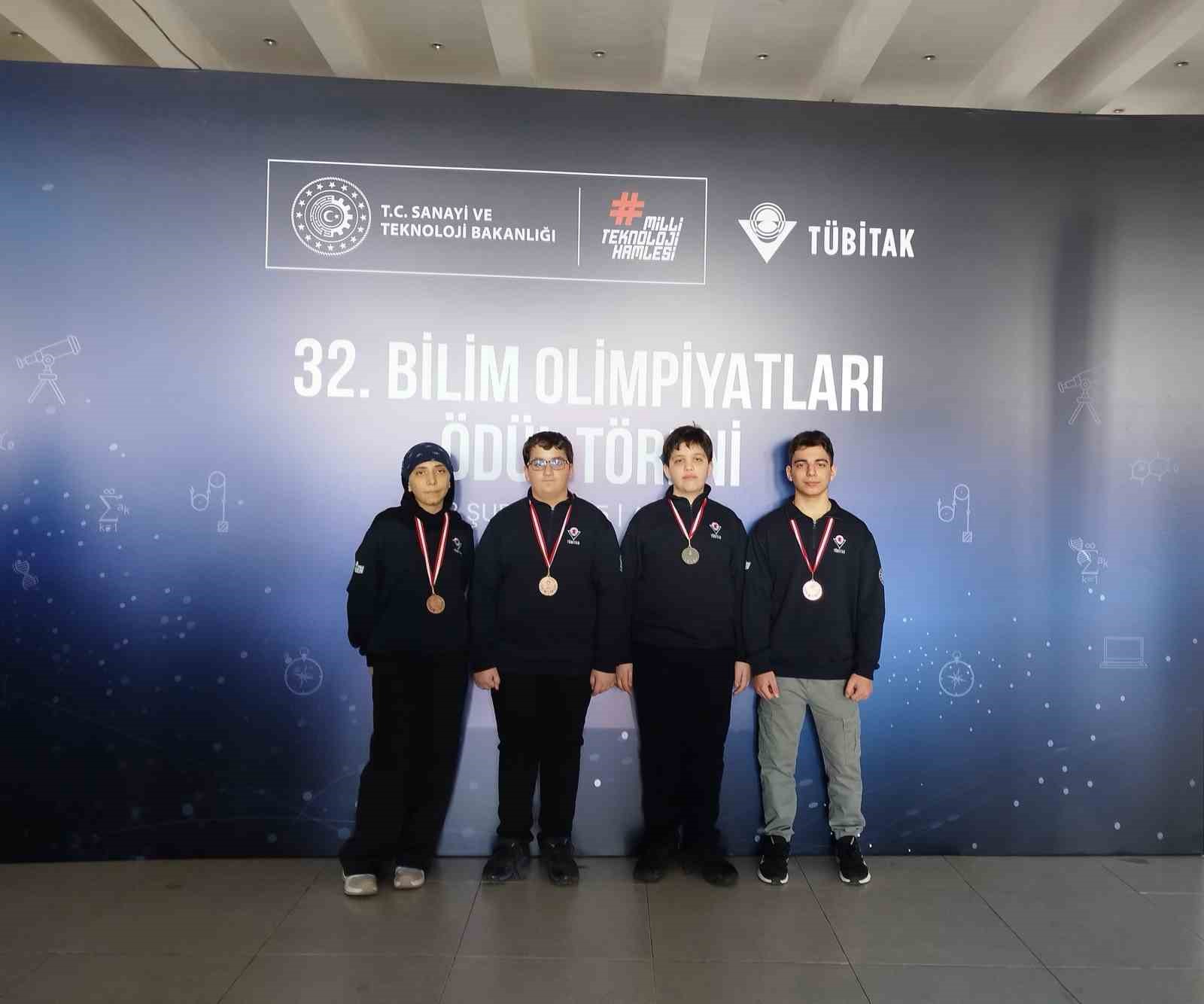 Manisalı öğrencilerden Bilim Olimpiyatlarında 1 gümüş 3 bronz madalya