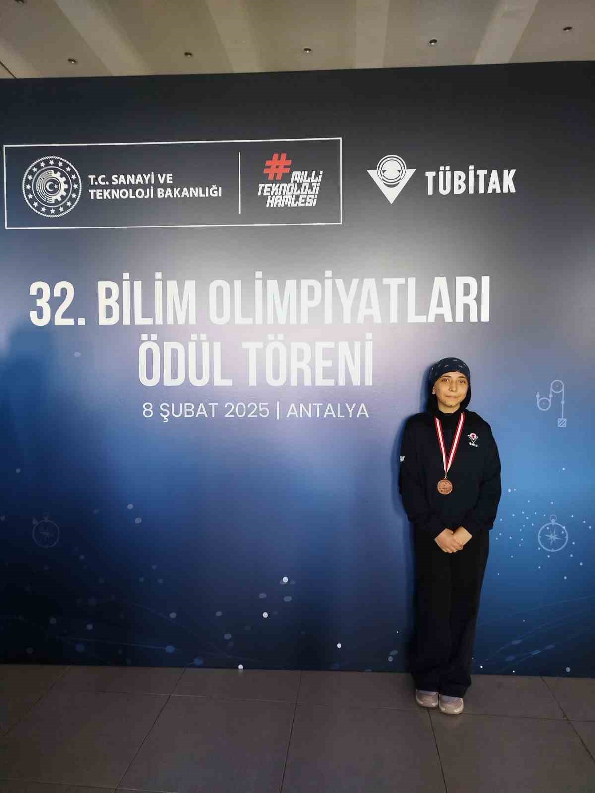 Manisalı öğrencilerden Bilim Olimpiyatlarında 1 gümüş 3 bronz madalya
