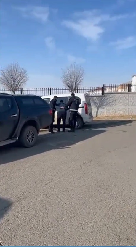 Kars’ta 11 yıl hapis cezası bulunan 1 kişi çatıda yakalandı