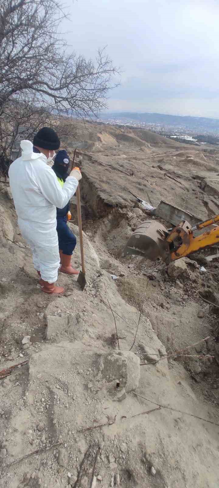 Elazığ&rsquo;da 35 kabrin bulunduğu mezarlıkta heyelan
