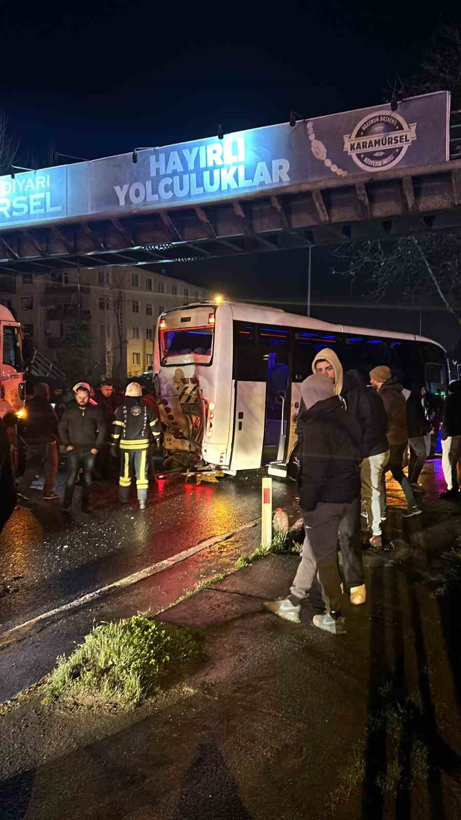 3 servis aracı, otomobil ile tanker kazaya karıştı: 10 yaralı
