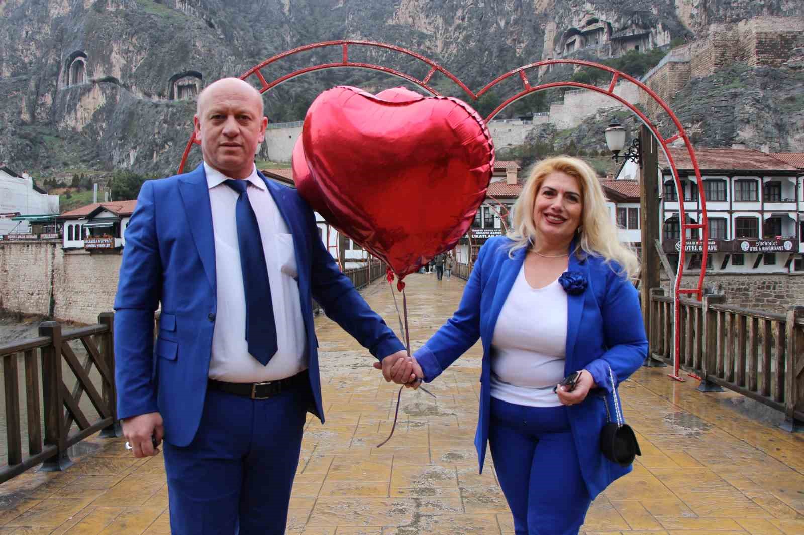 Türkiye’nin en renkli aşıkları: 26 yıldır aynı renk elbiseler giyiyorlar