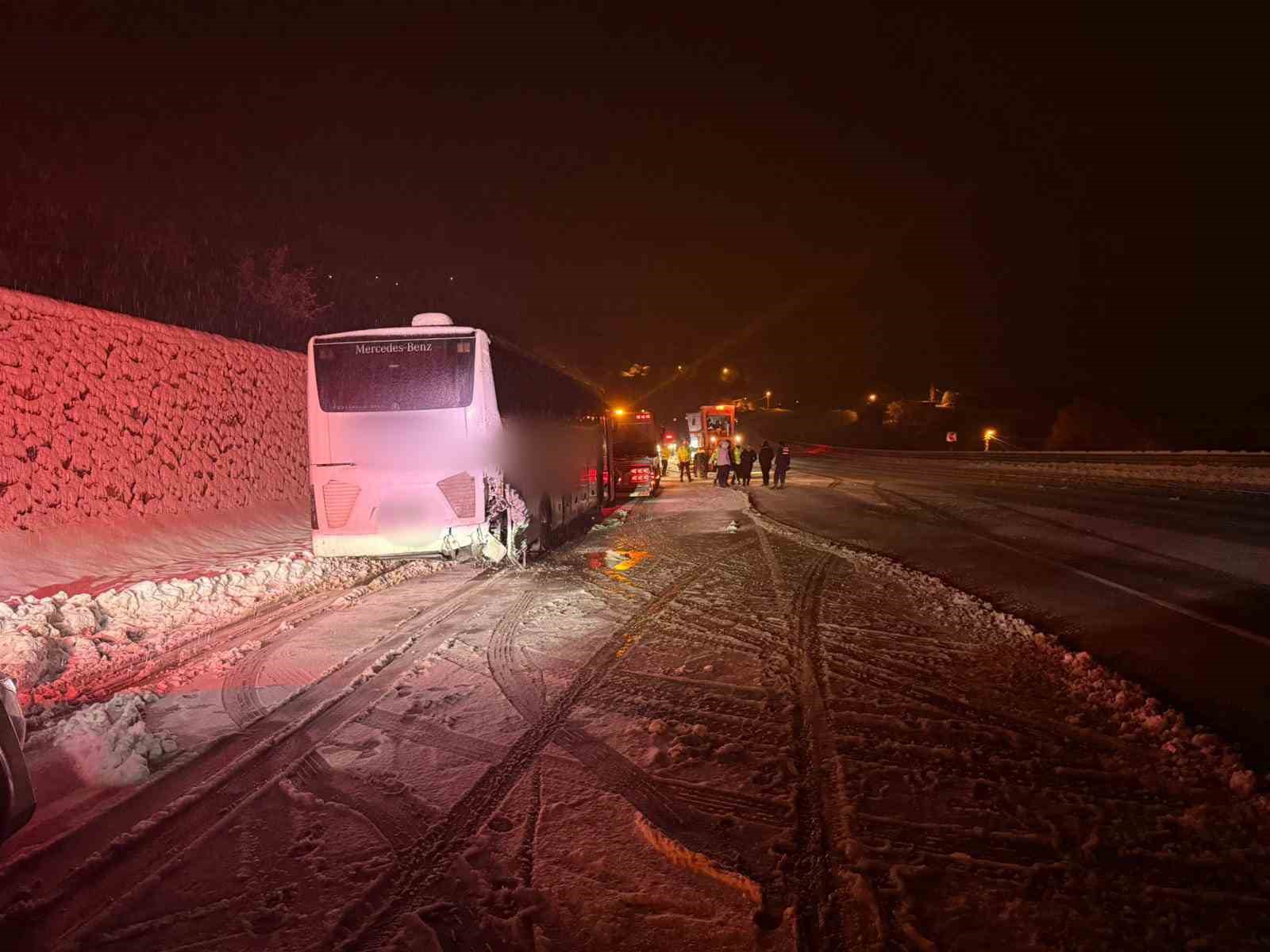 Malatya&rsquo;da yolcu otob&uuml;s&uuml; istinat duvarına &ccedil;arptı: 9 yaralı
