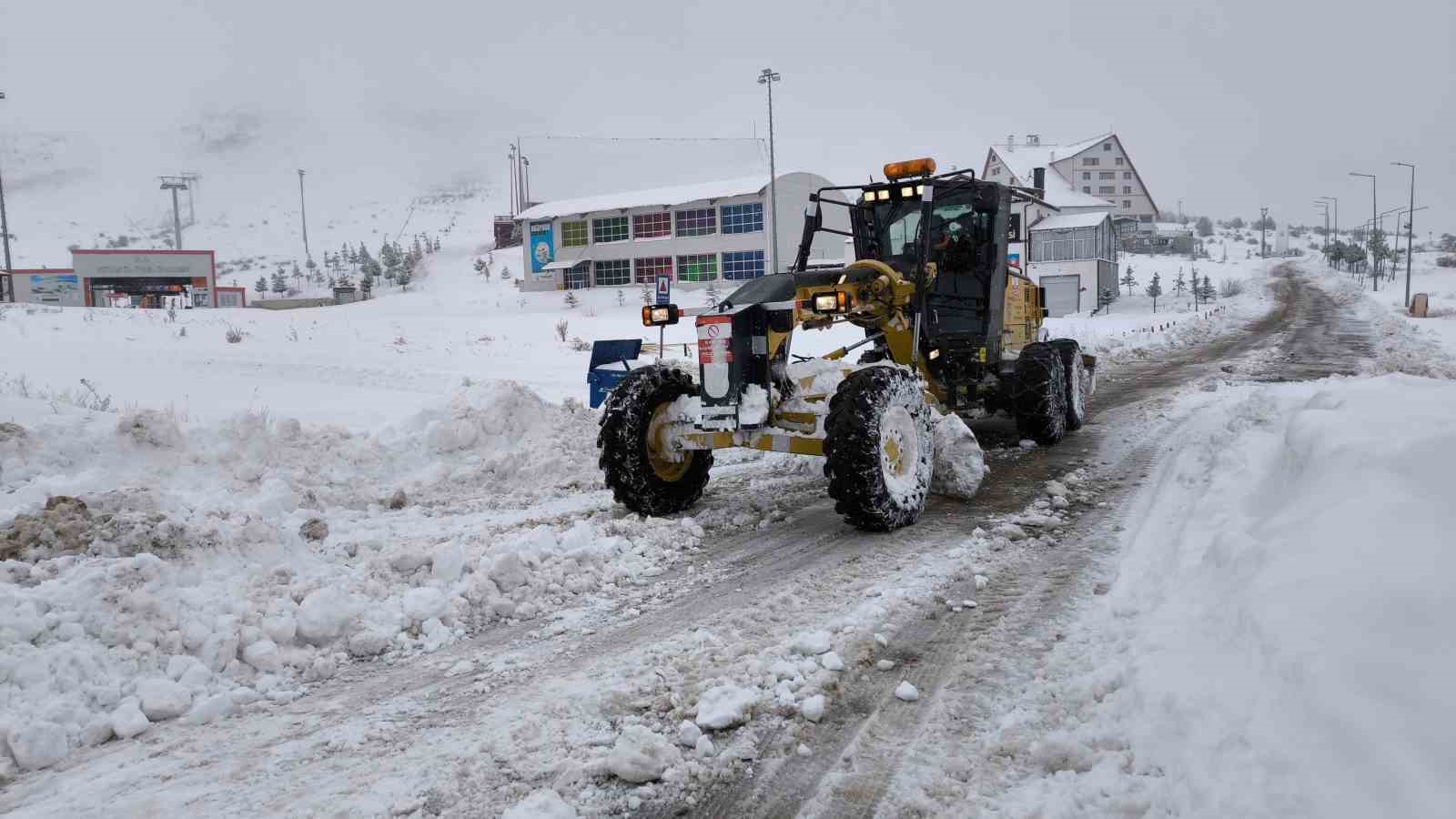 Sivas’ta yoğun kar nedeniyle 215 yerleşim yerine ulaşım sağlanamıyor