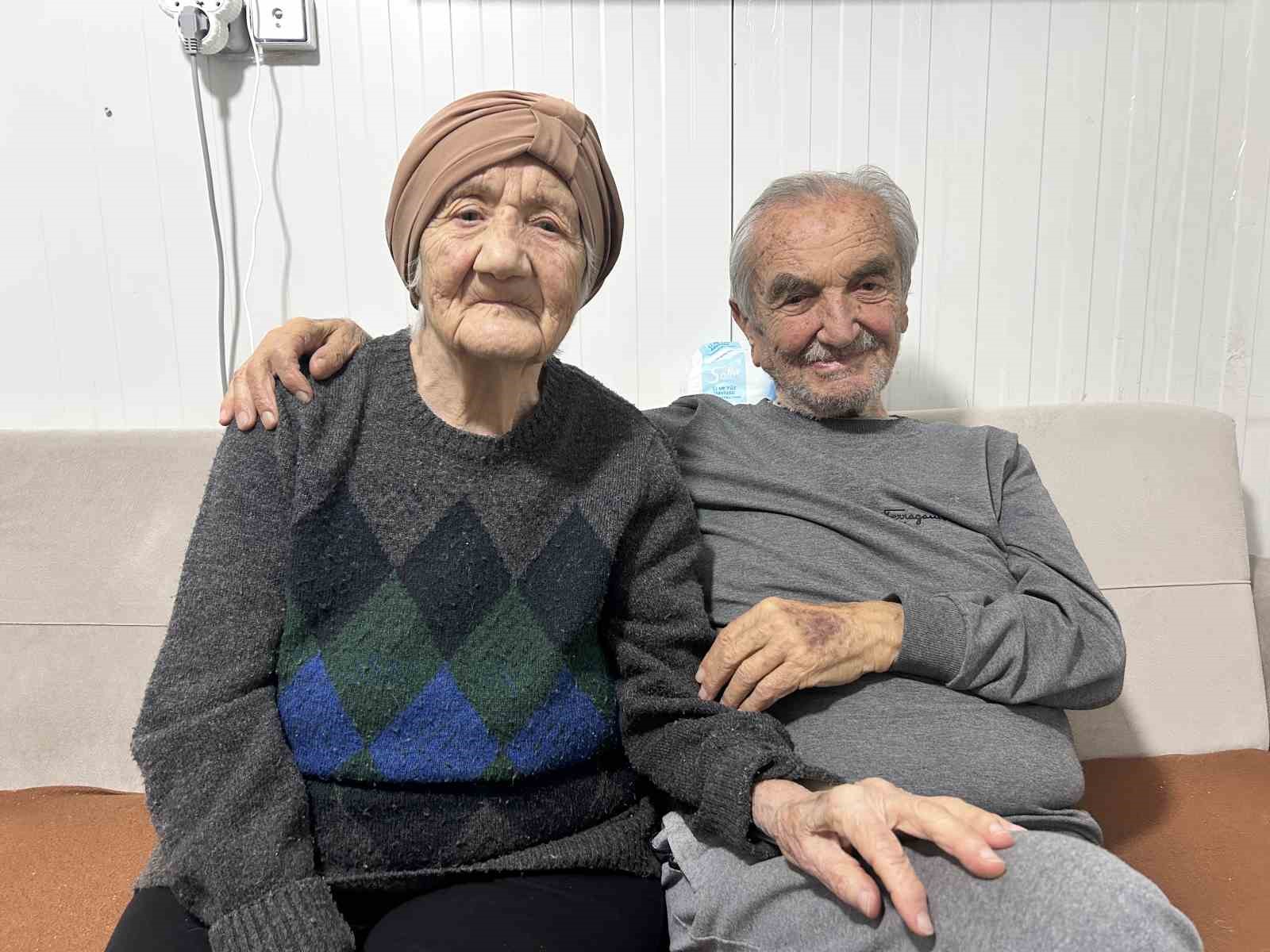 Enkazdan çıkarak birlikte yaşama tutunan 71 yıllık evli çift mutluluğun sırrını anlattı
