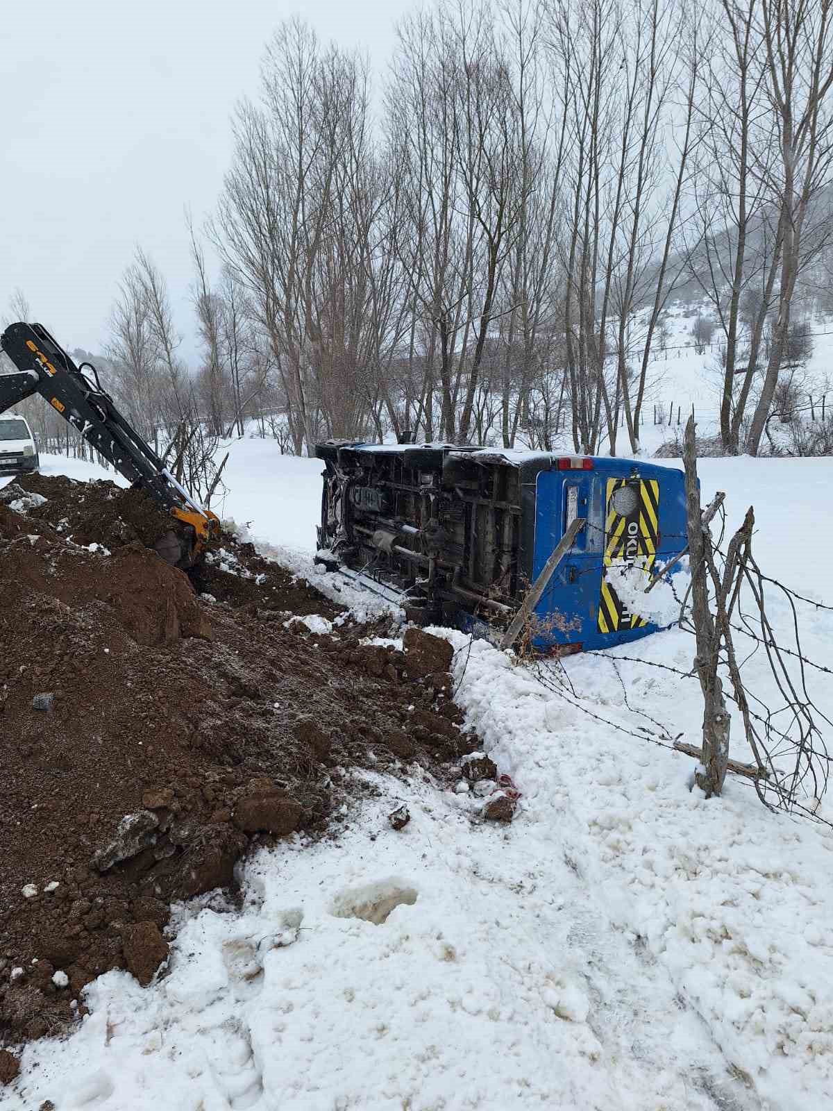 İçerisinde öğretmenlerin de bulunduğu servis minibüsü devrildi: 2 yaralı