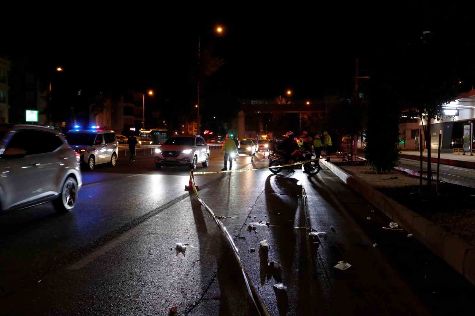 Yolun karşısına geçmek isteyen yayaya önce motosiklet, ardından araç çarptı