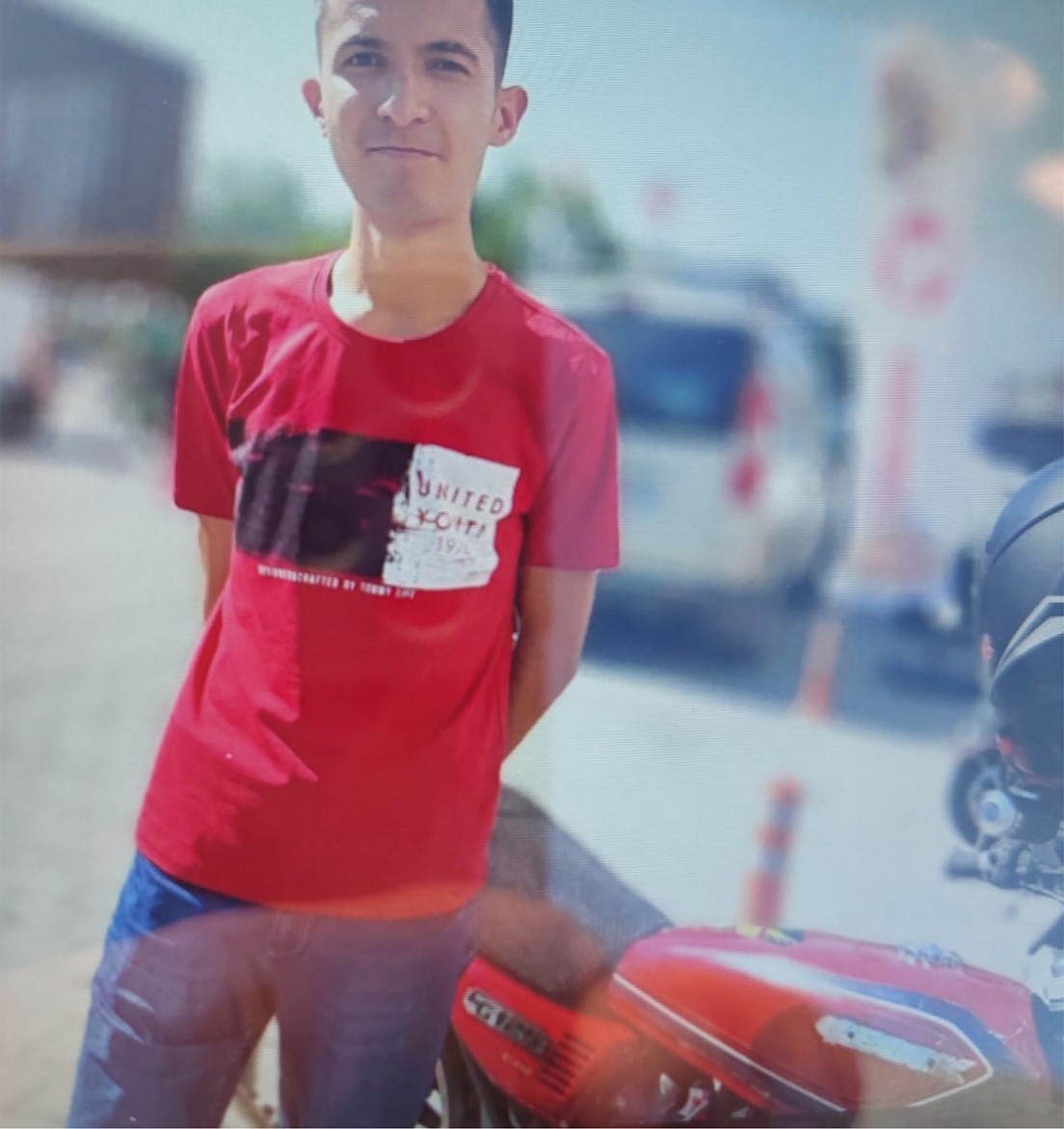 Yolun karşısına ge&ccedil;mek isteyen yayaya &ouml;nce motosiklet, ardından ara&ccedil; &ccedil;arptı
