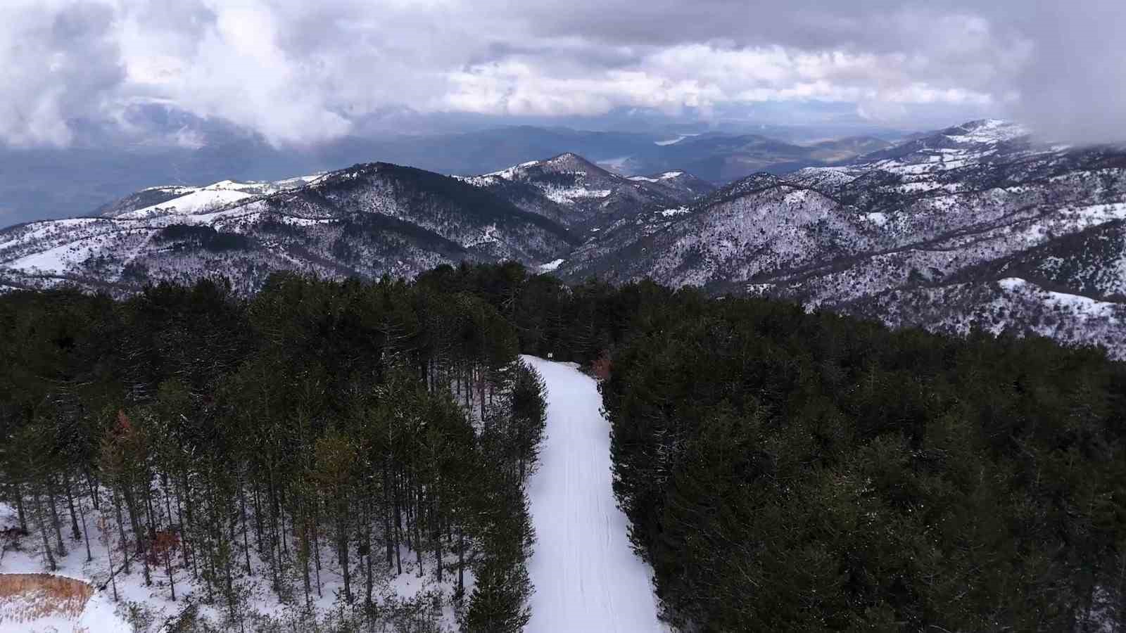 Balıkesir’de karla kaplı Ulus Dağı etekleri dronla görüntülendi