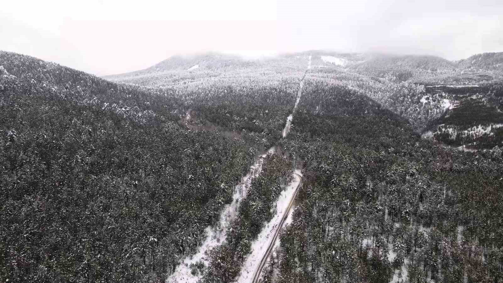 Balıkesir&rsquo;de karla kaplı Ulus Dağı etekleri dronla g&ouml;r&uuml;nt&uuml;lendi
