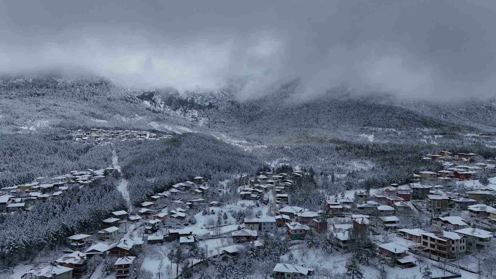Adana&rsquo;nın y&uuml;ksek kesimleri beyaza b&uuml;r&uuml;nd&uuml;
