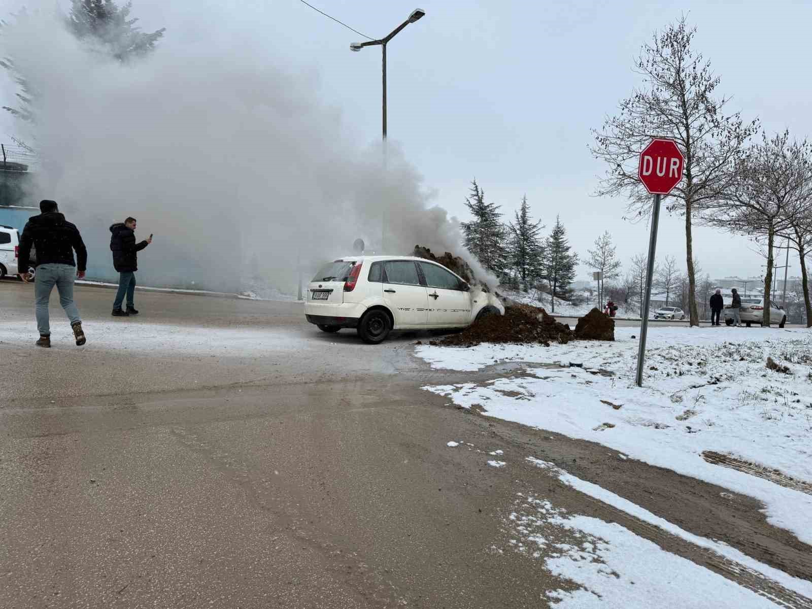 Ekskavatör toprak atarak yanan otomobili söndürdü