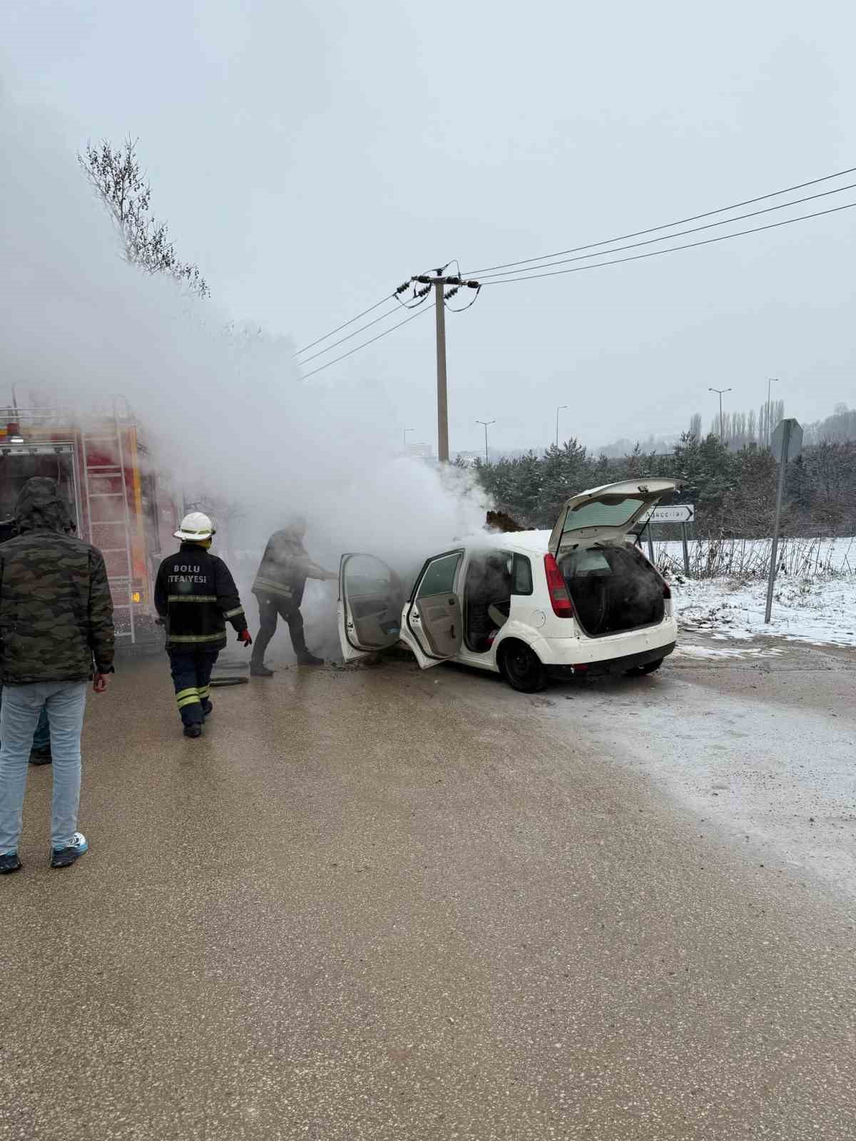 Ekskavatör toprak atarak yanan otomobili söndürdü
