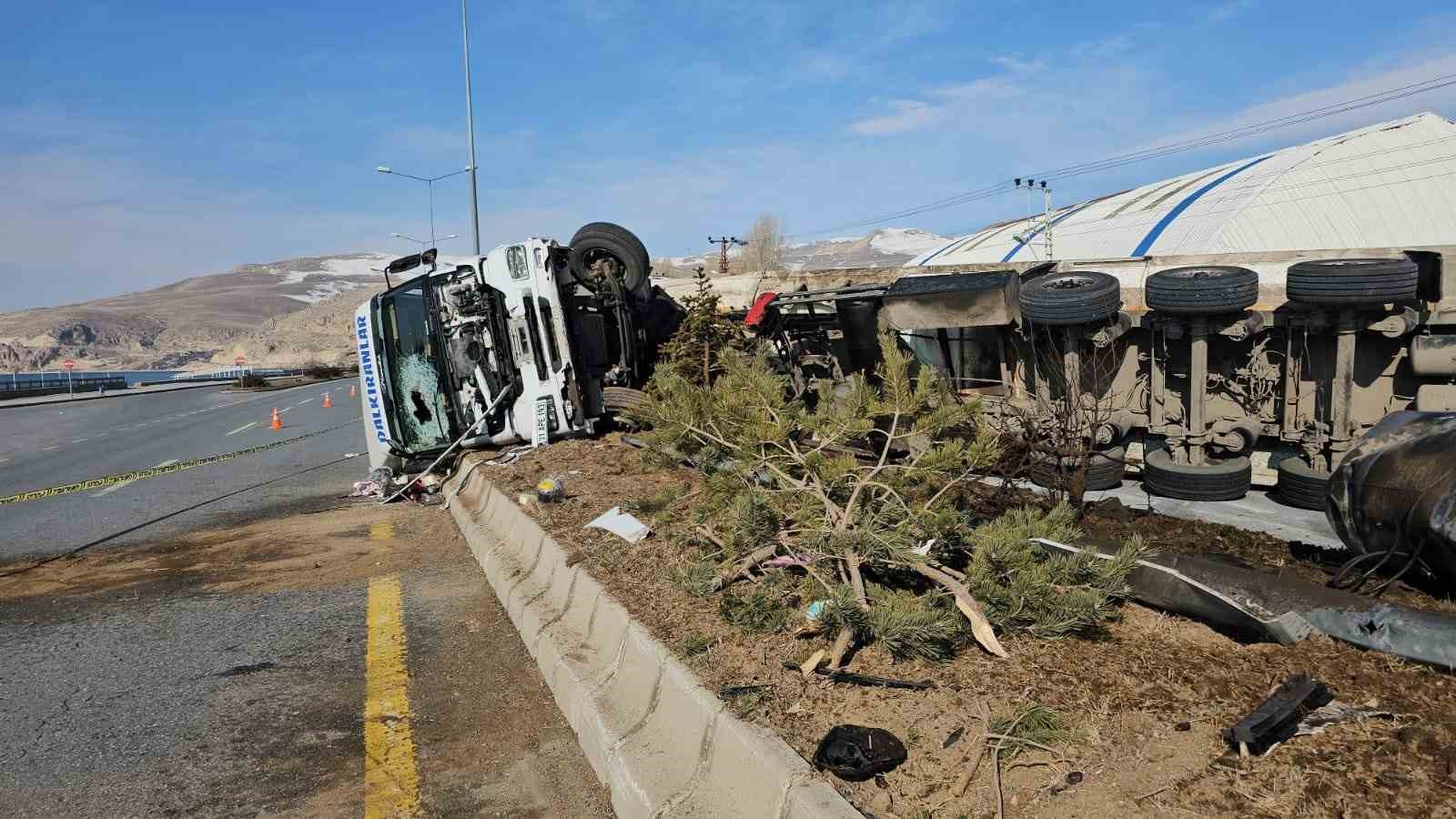 Bitlis&rsquo;te plastik hammadde y&uuml;kl&uuml; tır devrildi
